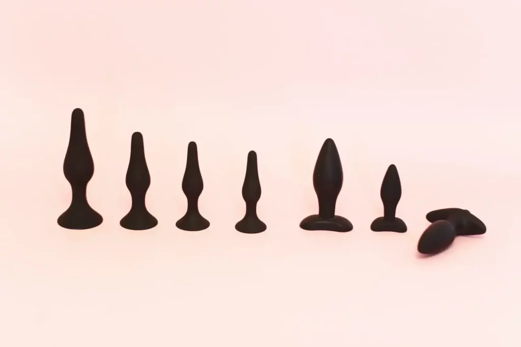 7 plugs anaux noir de tailles et formes différentes