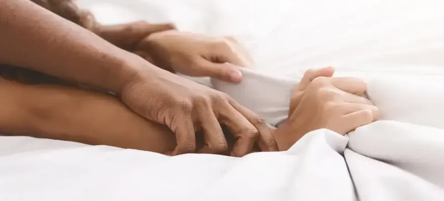 Les bras d'un couple en train de faire l'amour